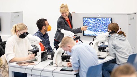 Foto: Universität Oldenburg, Quelle: https://uol.de/aktuelles/artikel/mikroskop-statt-kreissaege-6804.